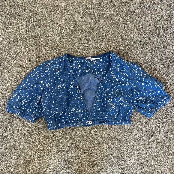Free People Tops - Free People Blue Chambray Cropped Polka Dot Top Women’s Size 8 Cotton Linen